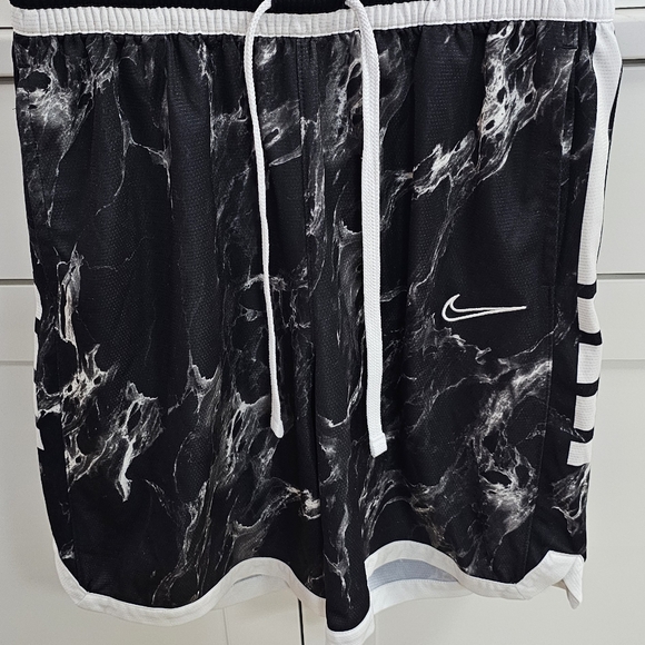 Nike Black and White Patterned Shorts Size Large - Picture 2 of 5
